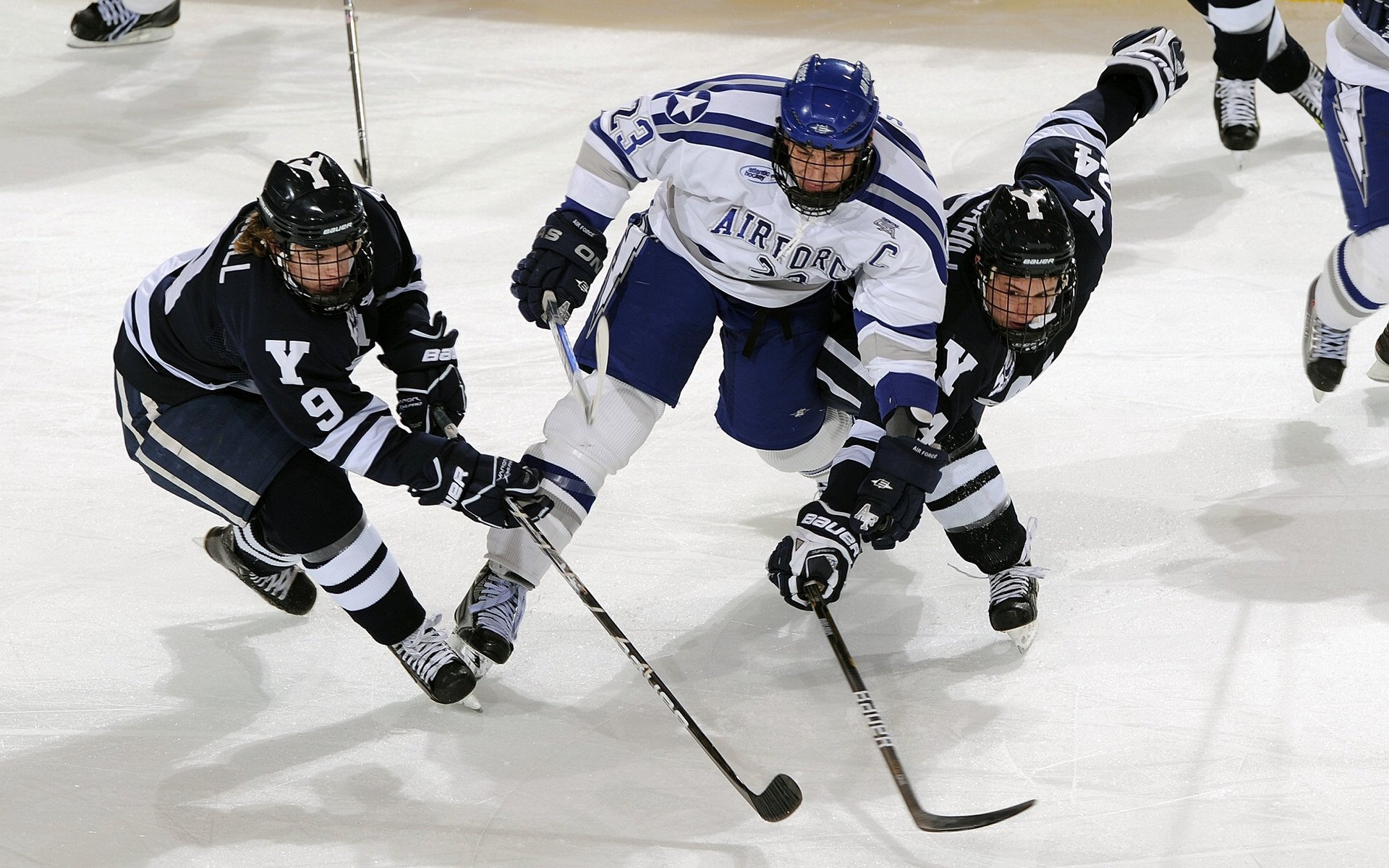 爱游戏体育平台-德甲榜首变化：多特门前绝杀，积分再度追平拜仁，德甲多特对拜仁时间
